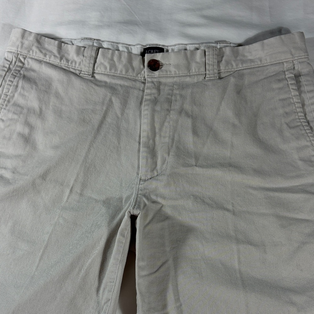 J. Crew mens stone khaki basic flat front 8.5" inseam chino shorts - size 35
